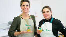 2 femmes artisans tenant des patisseries