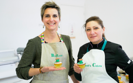 2 femmes artisans tenant des patisseries
