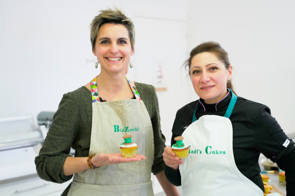 2 femmes artisans tenant des patisseries