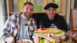 Bastien entrain de manger avec la maison Lacube