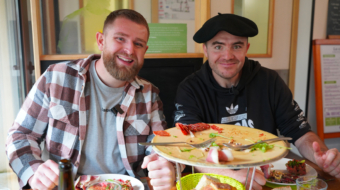 Bastien entrain de manger avec la maison Lacube