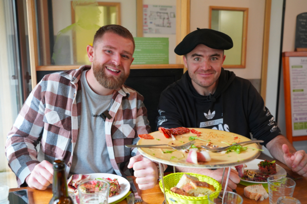 Bastien entrain de manger avec la maison Lacube