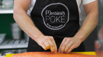 Monsieur Poké entrain de cuisiner un saumon dans son restaurant à Pamiers