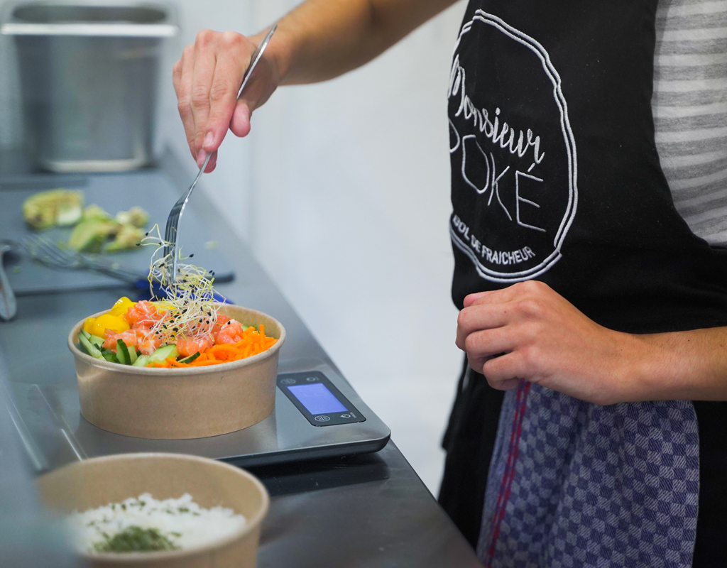 Préparation d'un poké bowl chez Monsieur Poké à Pamiers