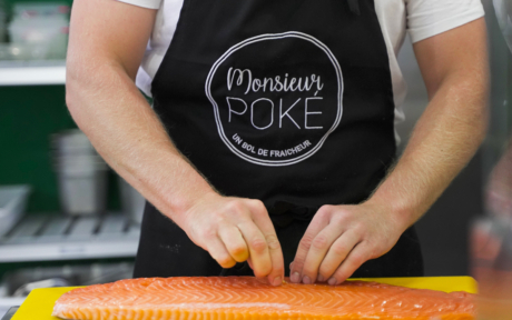 Monsieur Poké entrain de cuisiner un saumon dans son restaurant à Pamiers
